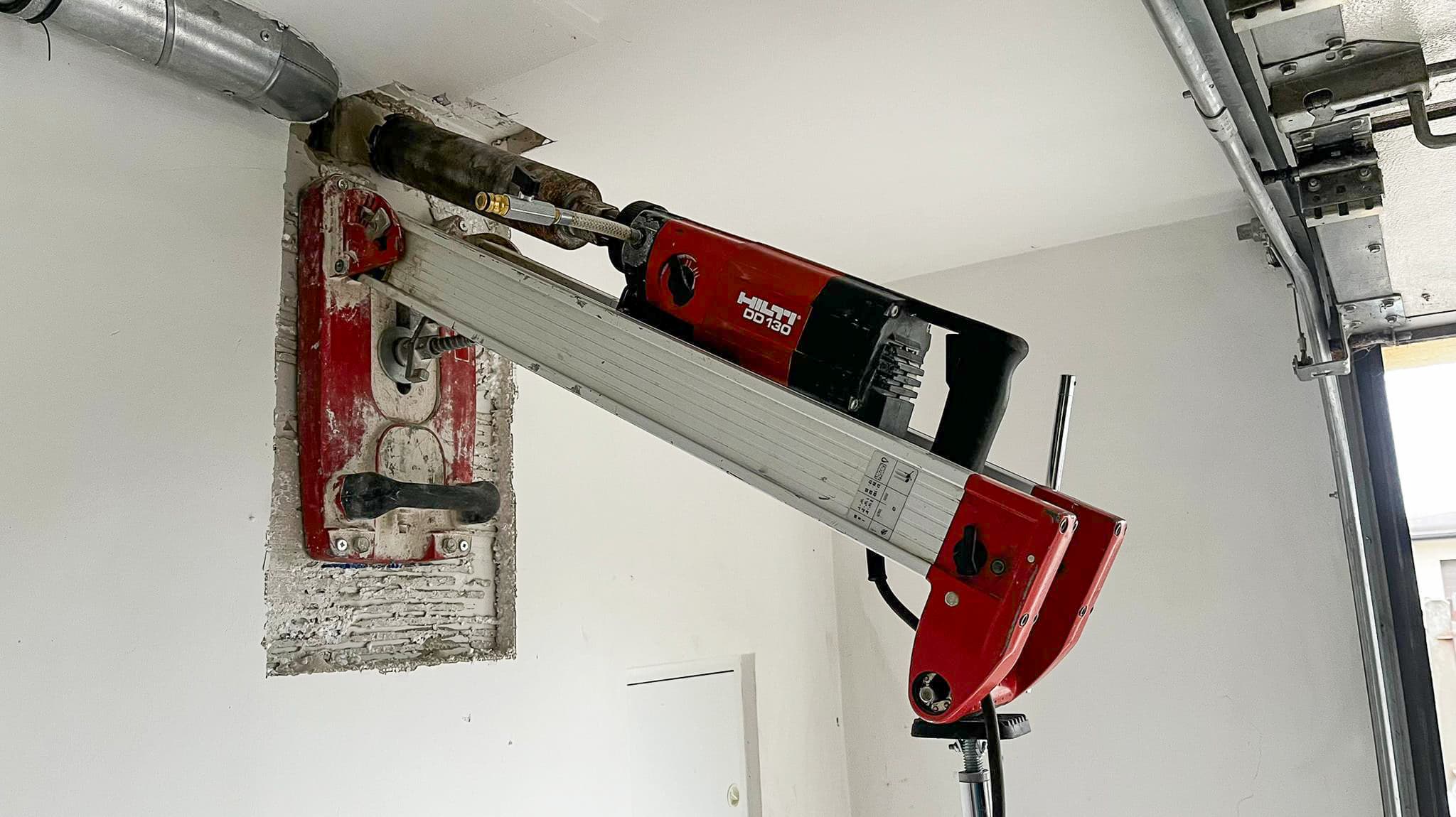 Hilti DD130 dimantu urbis uz statīva urbšanas procesā betona sienā