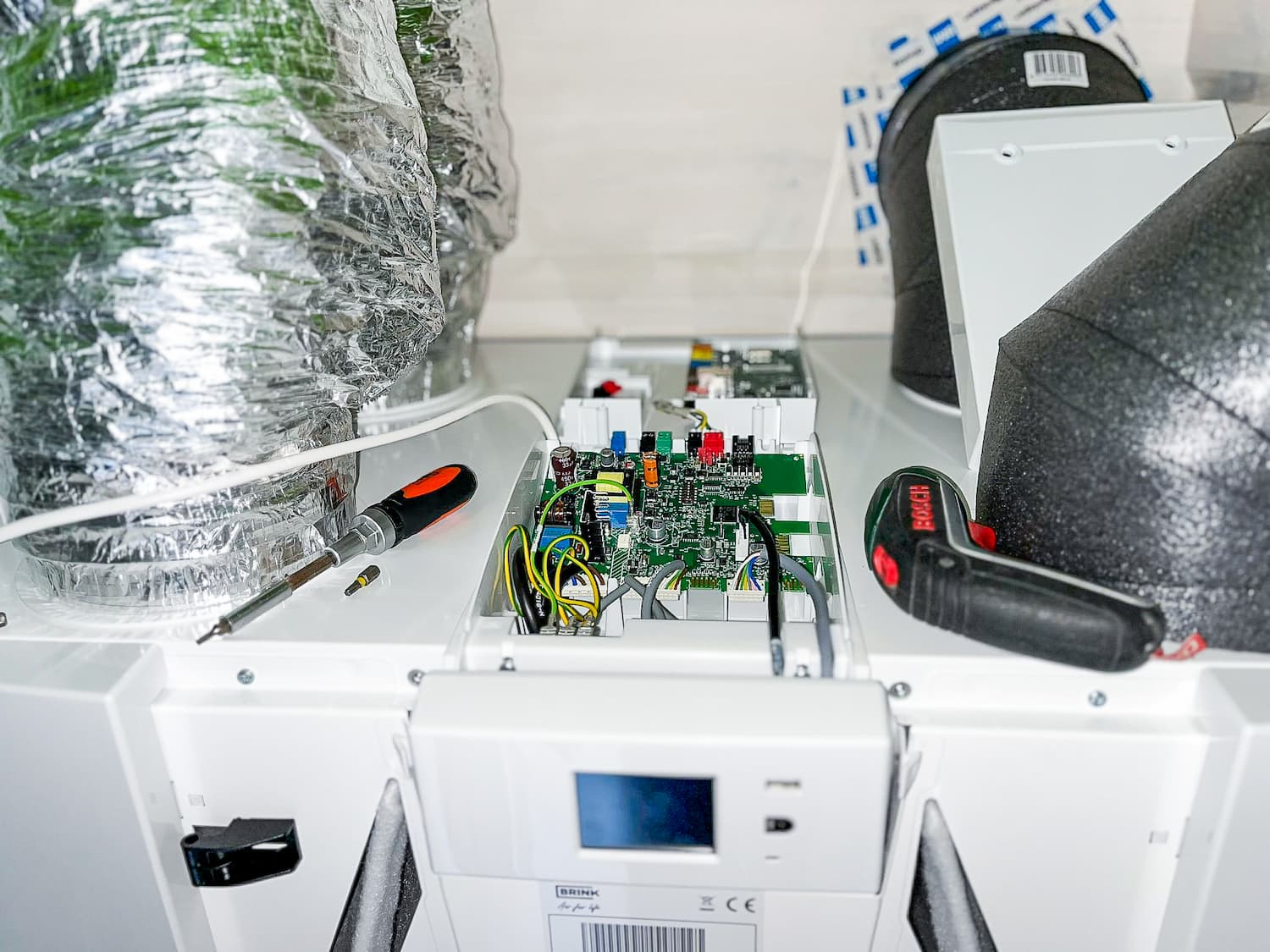 Ventilācijas sistēmas apkopes mērījumus pie difuzora modernas telpas griestos